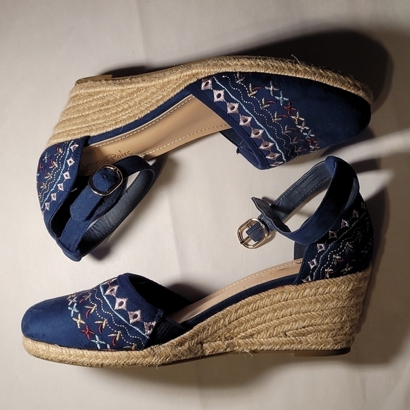 Dream Pairs Embroidered Suede Wedges - Picture 2 of 9